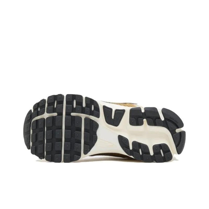 Zoom Vomero 5 Metallic Gold